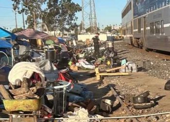 철로변 노숙자 캠프 급습했더니 … 37명 체포·폐기물 33톤 수거