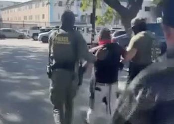 성역은 없었다 … LA 교회 급식 도중 무장 ICE 요원들 인간사냥 추격전 “충격과 공포”