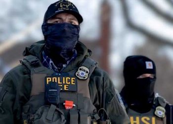 연방법원 “캘리포니아, 연방요원 마스크 착용 금지 권한 없어”