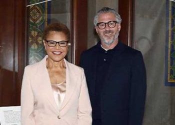 LA 올림픽 수장, 엡스타인 문서에 이름 올랐다 … 사임 압력 직면