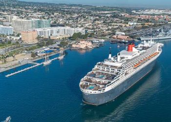 롱비치에서 20년 만에 퀸 메리 2와 퀸 메리 역사적 재회