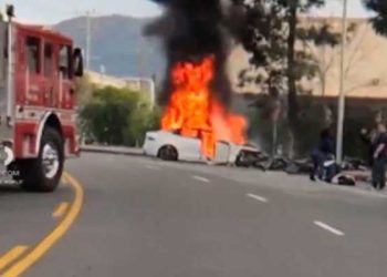 LA 샌퍼낸도 밸리서 테슬라 충돌 후 화재…2명 병원 이송