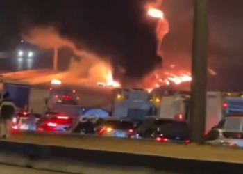 사우디 미국 대사관 대규모 폭발 … 이란 드론에 피습