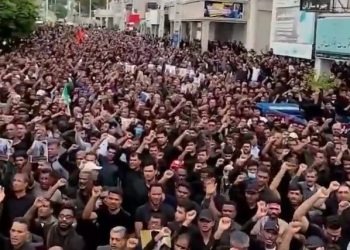 ‘여학생 175명 폭사’ 희생자 장례식 … 수십만 추모 인파 운집