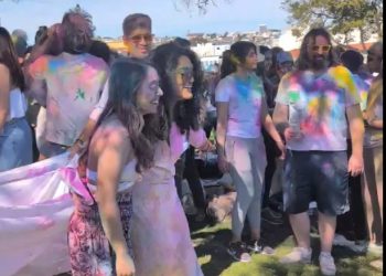 색가루 날린 봄맞이 축제… 캘리포니아 곳곳 열린 힌두교 ‘홀리’