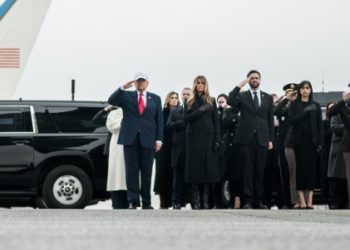 트럼프, 전사자 시신 인도식에 ‘야구모자’ 착용 …”무례해