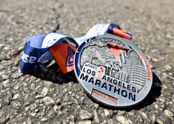 “LA마라톤 참가자들, 26.2 마일 다 안 뛰어도 메달 받았다”