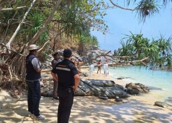 누드비치도 아닌데 ‘훌러덩’…알몸 관광객에 몸살