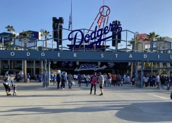 다저스 구장 ‘유니클로 필드’로 바뀐다 … 유니클로와 필드스폰서 계약