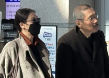 혼외자 아들과 공항서 포착 김민희·홍상수 목격담 확산