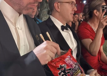 오스카 수상 ‘케데헌’ 감독, ‘신라면’ 봉지째 ‘먹방’