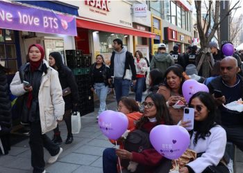 “한국 역사까지 배웠다”…BTS 광화문 공연에 몰린 세계 팬들[BTS 컴백]