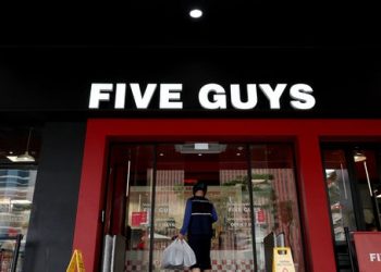 “감튀 양 줄어든거 아냐?”…파이브가이즈, 종이봉투 전환에 ‘부글부글’