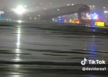 뉴욕 공항서 항공기·소방차 충돌 …전면 운항 중단