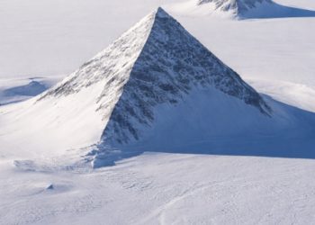 ‘피라미드’ 닮은 남극 지형 발견…”고대 문명의 증거?”