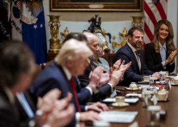 트럼프 지지율 급락에 ‘전기료 동결’ 승부수…빅테크에 “전력자구책” 압박