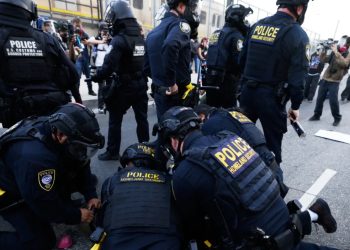 LA ‘노 킹스’ 시위 가장 격렬, 75명 체포 … 평화행진서 경찰과 충돌