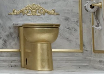 워싱턴 DC에 트럼프 조롱 황금 변기 등장