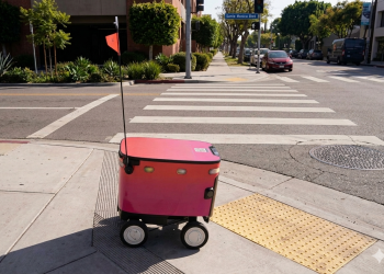 ‘정류장 부수고, 보행자와 충돌’…거리위협하는 배달 로봇들