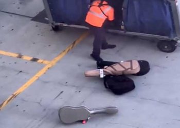 LAX 활주로에 기타 내팽개쳐 … “승객 짐이 쓰레기냐” 공분