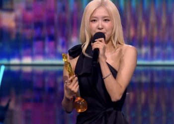 로제 “마스·제니·지수·리사·테디 오빠 사랑해”