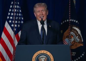 트럼프 “이란 공격 계속…항복하지 않으면 죽음” … 미군 3명 전사