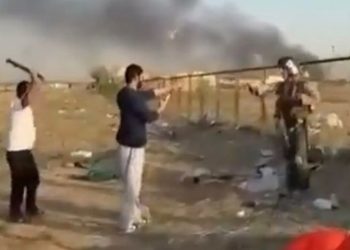 추락한 미군 조종사, 몽둥이 든 주민과 대치 ‘아찔’