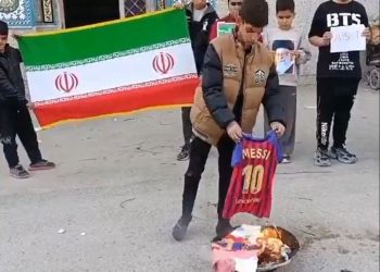 ‘트럼프한테 박수를?’ … 이란 청소년들, 메시 유니폼 불태워