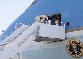 트럼프 이름 딴 공항까지…지폐에 사인하고, ‘트럼프 길’ 만들더니