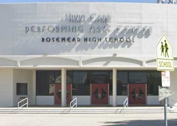 로즈미드 고교 아동 성학대 생존자들, 교육구 교육감 해임 촉구