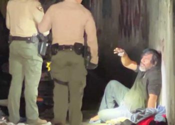 (3보)빗물 터널까지 점령 LA 노숙, 처참한 실태 … ‘맨홀이 출입구’