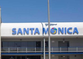 ‘100년 역사’ 산타모니카 공항 문 닫는다 … 대규모 공원 탈바꿈