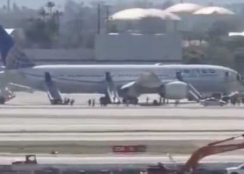 UA 여객기 엔진화재 LAX 비상착륙… 승객 250명 전원 탈출