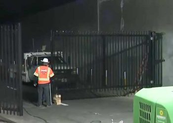 ‘노 킹스’ 시위 앞두고 LA 101번 Fwy 진입로 차단 게이트 설치