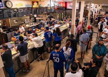 LA 전통 프렌치 딥 명가 필립, 톱밥 바닥 사라진다 …폐점은 없다