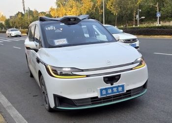 무인택시들 동시에 멈춰서 … “100여대 도로 갇혀”