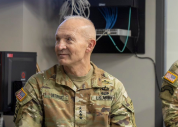 전쟁 중 이상기류 … 트럼프, 육군참모총장 강제 퇴출