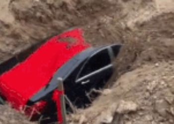 “죽어서도 벤츠 타세요”…2억 승용차 통째로 묻어(영상)