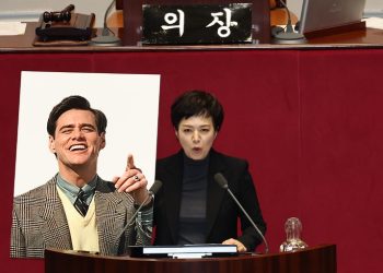 한국 국회 ‘짐 캐리 예산’ 논란 … “중국인 관광객 짐 들어주기 예산”?