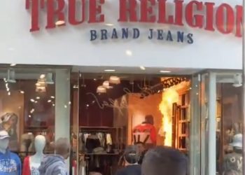 “온타리오 대형 쇼핑몰 트루 릴리전 매장에 방화”