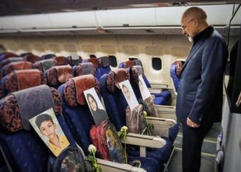 이란, ‘미군 오폭 참변’ 여학생 168명 사진 들고 왔다 … 파키스탄서 종전협상