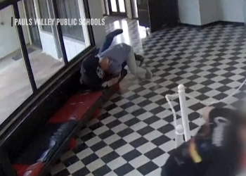 총격범에 몸 던진 고교 교장 … ‘콜롬바인 참사’ 막았다