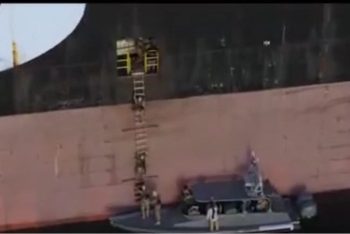 트럼프, 호르무즈 기뢰부설선 격침 지시 … “합의까지 이란 봉쇄”