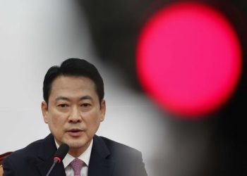 버티는 장동혁, 사퇴론 확산 … 혼돈의 국힘