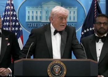 [2보] “백악관 기자단 만찬 총격”… 트럼프 피신, 경호원 피격