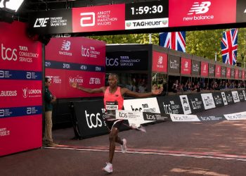 인류 최초 마라톤 ‘2시간 벽’ 깨졌다…케냐 사웨 ‘1:59:30’