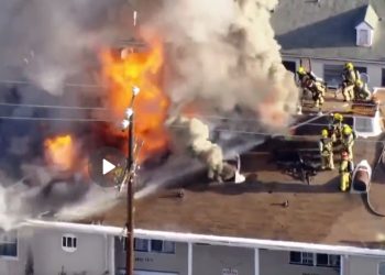 한인타운 아파트 화재, 지붕 일부 붕괴 …주민 18명 대피