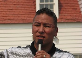 ‘늑대와 춤을’ 원주민 배우, 종신형 … “나는 의술사” 미성년 성폭행