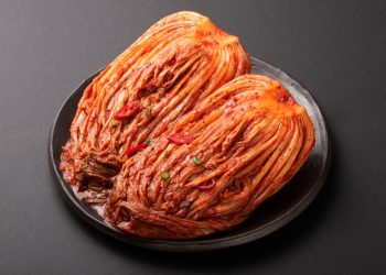 “곰팡이 걷어내도 소용없다”…오래된 김치 속 발암물질