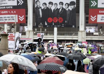 세찬 봄비에도 설레기만 … 방탄소년단 월드투어 출발